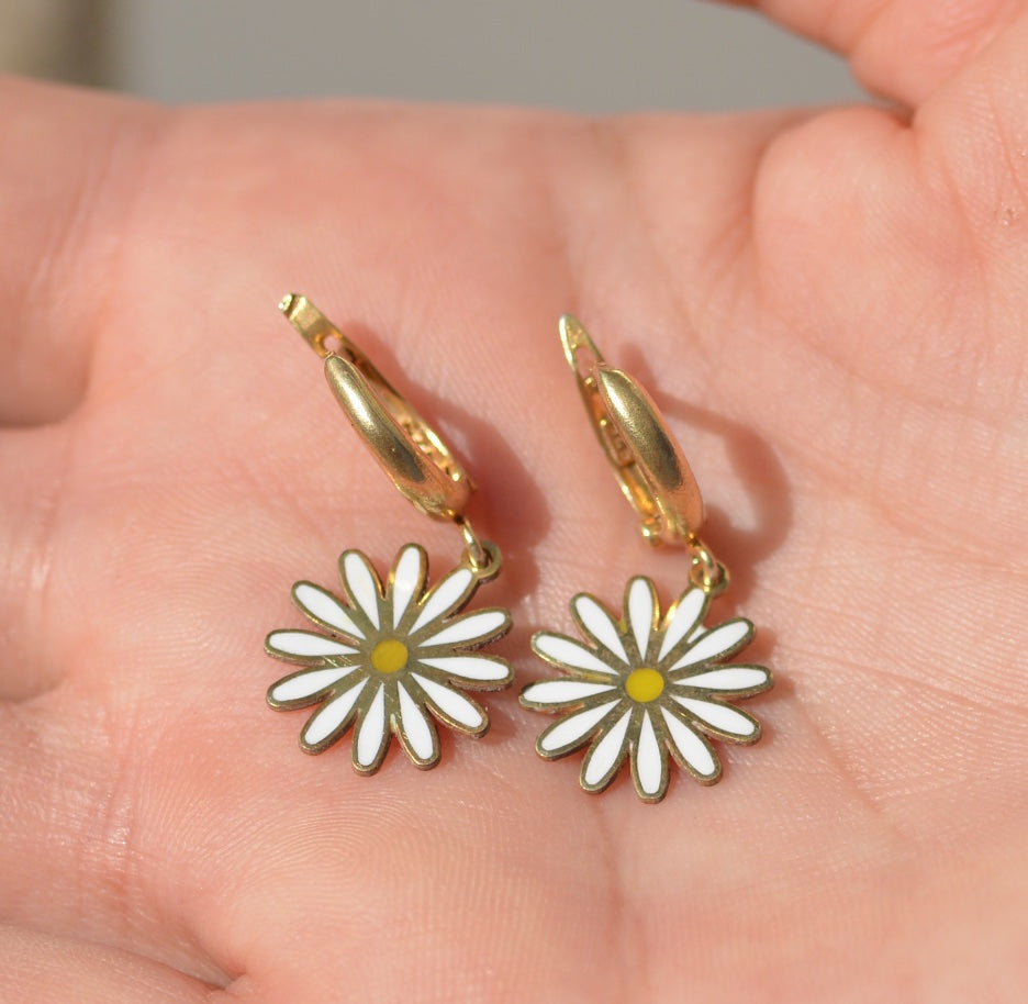 Sade İnce Yaprak Papatya Sallanan Küpe